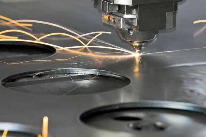 Découpe laser de tôle d’acier dans l’atelier de fabrication METAKO
